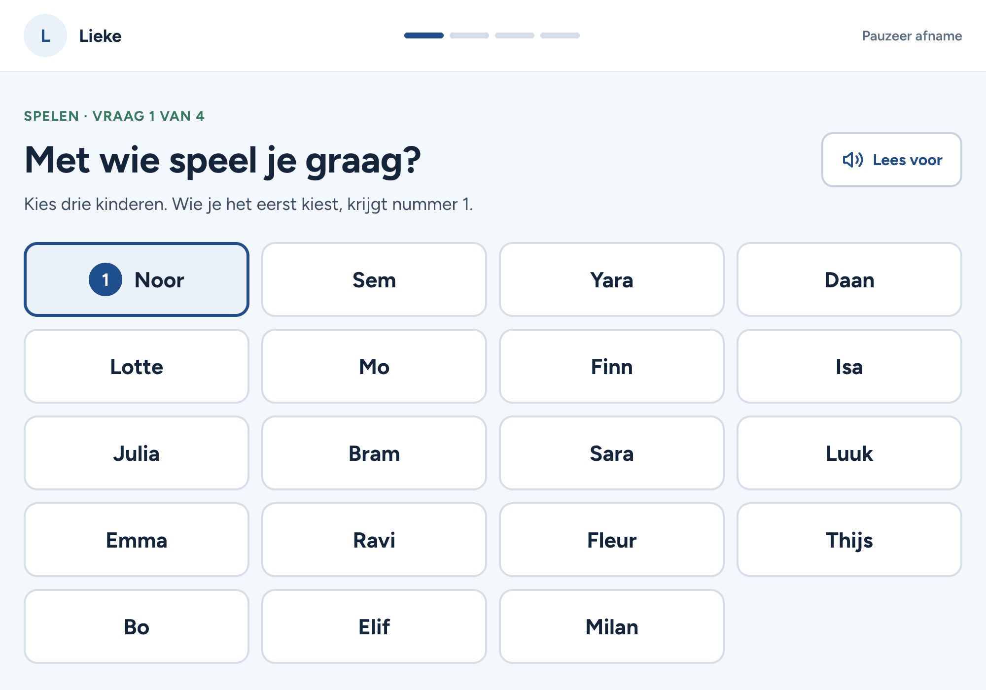 Voorbeeld van het scherm dat een kind ziet: de vraag Met wie speel je graag? met naamtegels.